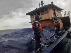 1 Kapal Berisi Pakaian-Sepatu Bekas Diamankan Bea Cukai di Perairan Batam