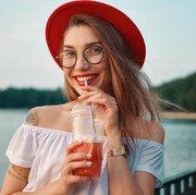 Benarkah Minum Pakai Sedotan Bisa Bikin Keriput di Wajah Menumpuk? Ini Penjelasan Para Ahli...