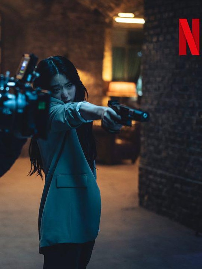 Dalam film tersebut, ia berperan sebagai Marie Lee, perempuan Korea-Belgia yang juga seorang mantan atlet penembak namun kehilangan tujuan hidup usai kehilangan sang ibu./ Foto: instagram.com/netflixkr