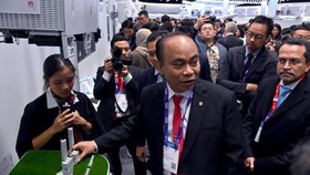 Menkominfo Targetkan Indonesia Unjuk Gigi di MWC 2025