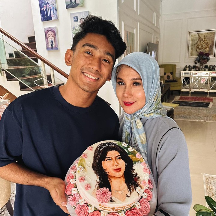<p>Aktris senior Marini Zumarnis dikaruniai anak laki-laki yang kini menggeluti dunia akting olahraga. Daffa Wardhana lahir pada 28 November 1998 dan terjun ke dunia hiburan sebagai aktor film dan serial web. Daffa juga merintis karier sebagai atlet jiu jitsu, Bunda. (Foto: Instagram @daffawardhana)</p>