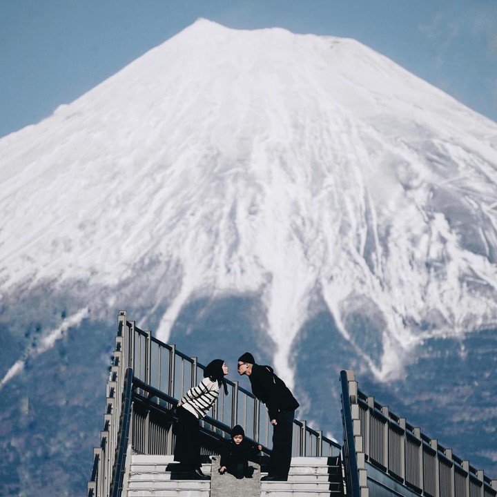 <p>Bahkan, Dinda dan Rey selalu menemukan spot foto yang estetik untuk mengabadikan momen bersama keluarga kecil mereka. (Foto: Instagram @dindahw @rey_mbayang)</p>
