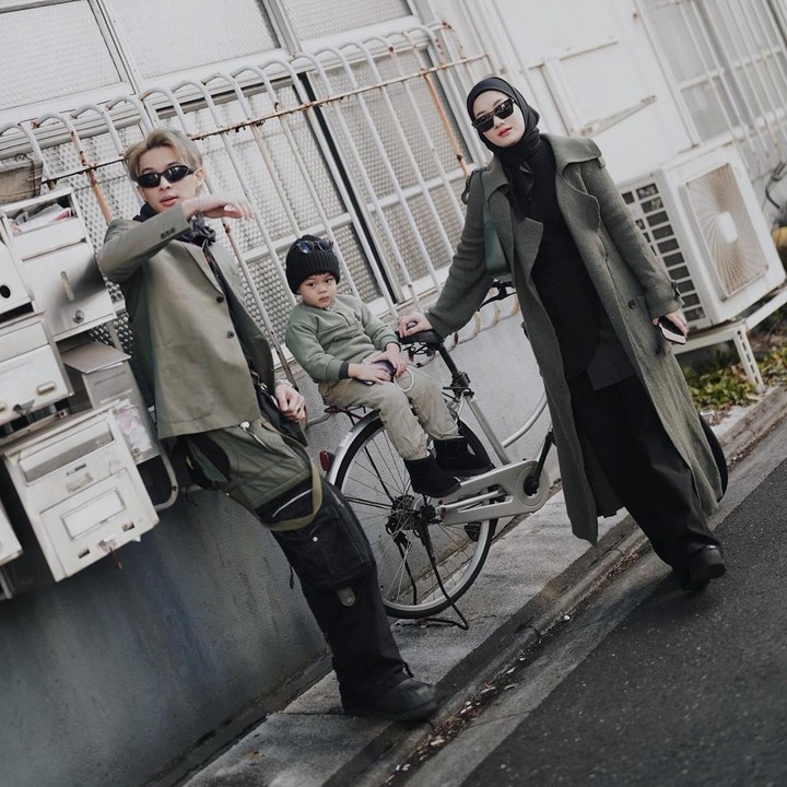 <p>Pasangan ini juga disukai oleh publik karena gaya mereka yang terlihat muda dan kekinian meski sudah menjadi orang tua. Tak hanya gaya foto yang keren, mereka juga kerap mengenakan <em>outfit stylish.</em> (Foto: Instagram @dindahw @rey_mbayang)</p>