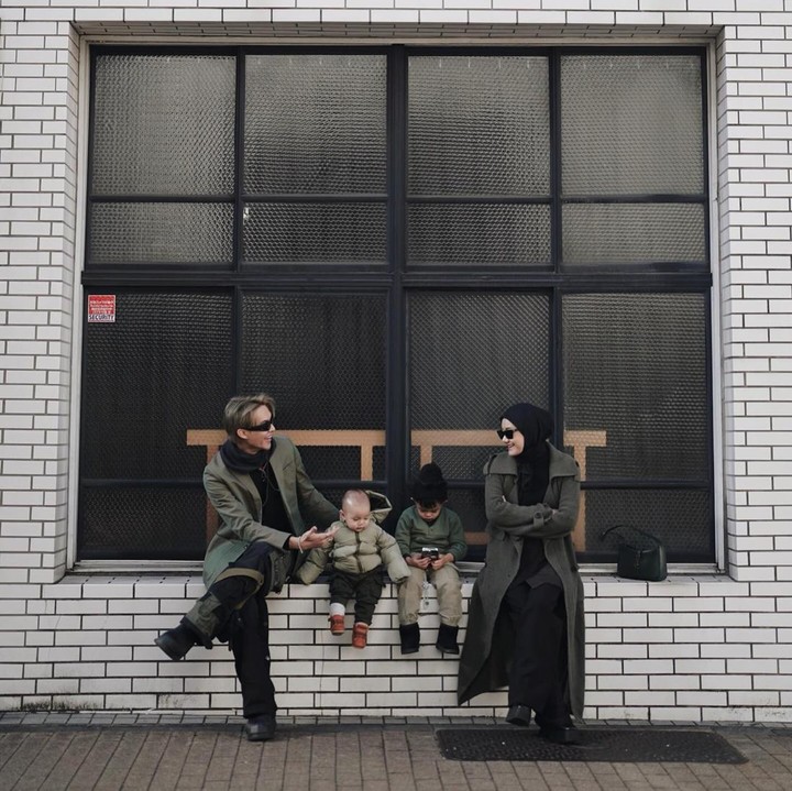 <p>Banyak netizen mengagumi keluarga Dinda Hauw dan Rey Mbayang. Tak sedikit pula yang menyebut <em>chemistry</em> pasangan ini terlihat romantis seperti di drama Korea <em>My Demon</em>. "Song Kang dan Do Do Hee versi muslim dan muslimah," kata akun @hnftrn_**** "Anak-anaknya nih kalau sudah gede pasti bangga banget punya foto sekeren ini pas kecil sama ayah bundanya," ujar @nrkhrn**** (Foto: Instagram @dindahw @rey_mbayang)</p>