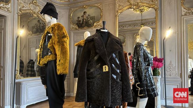 Daniel Roseberry hadir dengan elemen khas Schiaparelli dalam lini fashion siap pakainya. Ini merupakan koleksi terbaru mereka di Paris Fashion Week. 