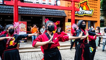 Hotman Paris Banting Setir Buka Hotmen, Ramen Murah Hanya Rp5 Ribu