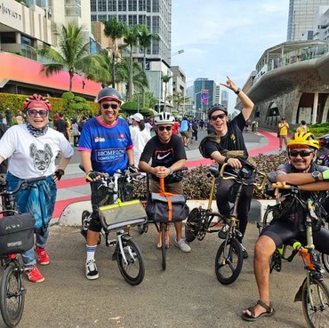 Sambut Bulan Puasa, Ikmal Tobing Sepedaan Pakai Sarung Bareng Komunitas Brompton