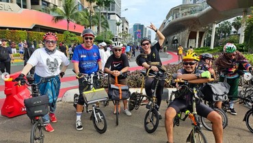 Sambut Bulan Puasa, Ikmal Tobing Sepedaan Pakai Sarung Bareng Komunitas Brompton