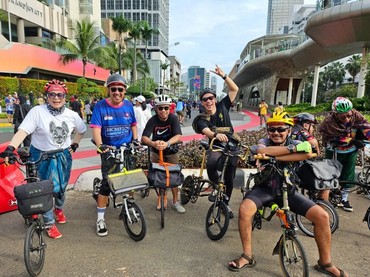 img-title Sambut Bulan Puasa, Ikmal Tobing Sepedaan Pakai Sarung Bareng Komunitas Brompton
