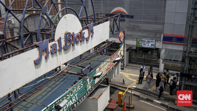 Dua kawasan terkenal ini juga sama-sama berlokasi di Jakarta Selatan. Setiap hari Blok M dan SCBD nyaris selalu ramai didatangi warga atau pengunjung.