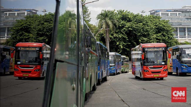 Polisi mengamankan seorang pria usai mengadang bus TransJakarta dengan memakai senjata tajam di dekat Sarinah, Jakarta Pusat,