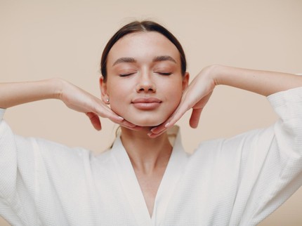 9 Cara Memiliki Wajah Awet Muda ala Orang Perancis, Mudah Dilakukan di Rumah Bun!