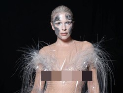 Julia Fox Pamer Bokong di Paris Fashion Week, Pakai Jumpsuit Transparan