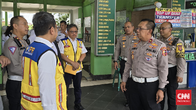 Korps Lalu Lintas Polri menyiapkan 'buffer zone' untuk mengantisipasi kepadatan kendaraan di Tol Merak saat arus mudik lebaran tahun ini.