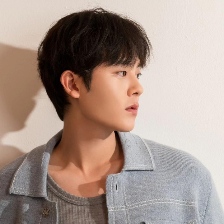 <p>Dahulu, ia pernah dicasting oleh JYP Entertainment untuk debut sebagai idol. Namun, pada akhirnya Lee Jung Ha mengejar karier akting dan memulai debutnya di serial web <em>Heart Attack Warning</em>. Bunda pernah menyaksikan aktingnya dalam drama tersebut? (Foto: Instagram @jungha.km)<br /><br /><br /></p>