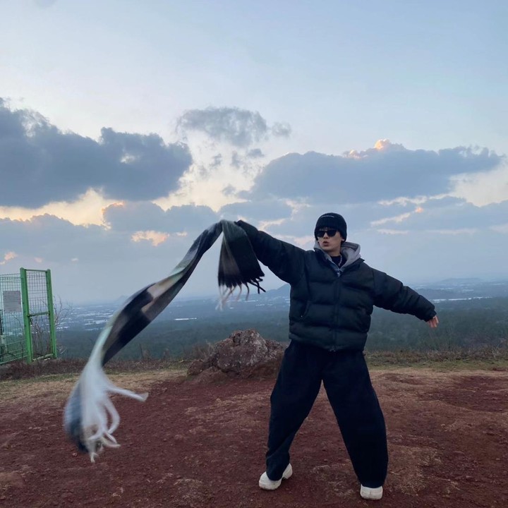 <p>Setelah sukses bermain dalam drama tersebut, kini ia bergabung dalam variety show <em>Apartement 404</em>. Di sana turut bergabung Jennie, member girl grup BLACKPINK. (Foto: Instagram @jungha.km)<br /><br /><br /></p>