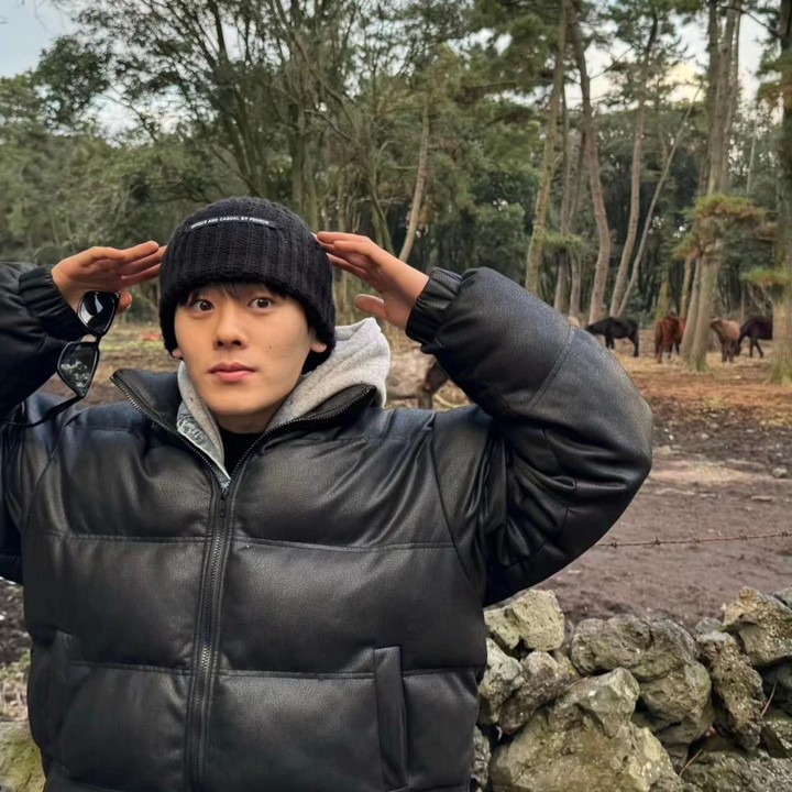 <p>Nama Lee Jung Ha semakin dikenal publik karena perannya sebagai Kim Bong Seok di <em>Moving.</em> Di sana, ia menjadi seorang siswa bertubuh gempal dengan kekuatan terbang dan melayang. (Foto: Instagram @jungha.km)<br /><br /><br /></p>