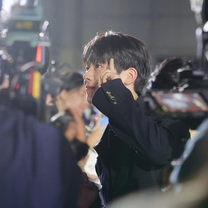 <p><em>Apartement 404</em> juga menjadi ajang reuni Lee Jung Ha dan aktor Cha Tae Hyun pasca membintangi drama <em>Moving.</em> Dalam drama tersebut, Tae Hyun berperan menjadi Jeon Gye Do, supir bus yang memiliki kekuatan listrik. (Foto: Instagram @jungha.km)<br /><br /><br /></p>