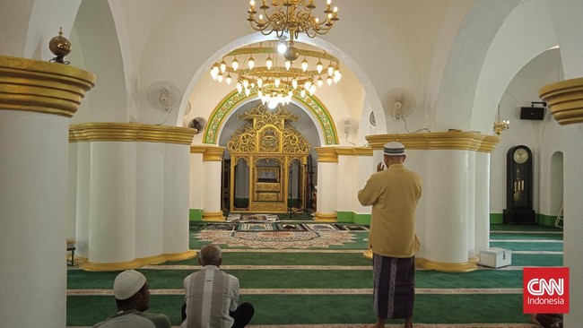 Masjid Raya Sultan Riau Pulau Penyengat menjadi salah satu ikon Kepulauan Riau, baik dari sisi perkembangan agama Islam maupun objek wisata.