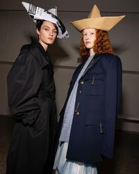 5 Fakta Menarik Fashion Show Moschino Fall/Winter 2024 Di Milan Fashion ...