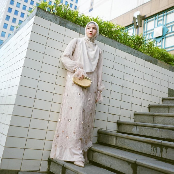 <p>Apabila Bunda ingin menampilkan aksen tambahan pada busana, Bunda bisa memilih <em>dress</em> beraksen detail cantik seperti payet atau <em>embroidery.</em> Pemilihan lengan bersiluet balon dari bahan <em>tulle</em> juga akan menambah kesan elegan. Jangan lupa padukan bersama sepatu berujung lancip untuk menciptakan kesan jenjang dan lebih ramping. (Foto: Instagram @natasharizkynew)</p>