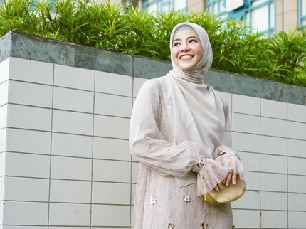 5 Potret Natasha Rizky Berbusana Syari, Inspirasi Outfit Bukber hingga Baju Lebaran