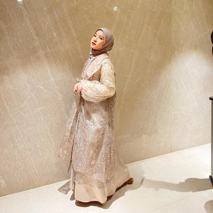 <p>Untuk acara yang lebih formal, Bunda bisa mengenakan <em>dress</em> berbalut outer brokat seperti Natasha Rizky. Mantan istri Desta itu memadukannya dengan hijab berwarna senada. Ia memilih warna <em>beige </em>yang bernuansa lembut untuk busananya. Nampak berkelas untuk acara spesial, Bunda. (Foto: Instagram @natasharizkynew)</p>