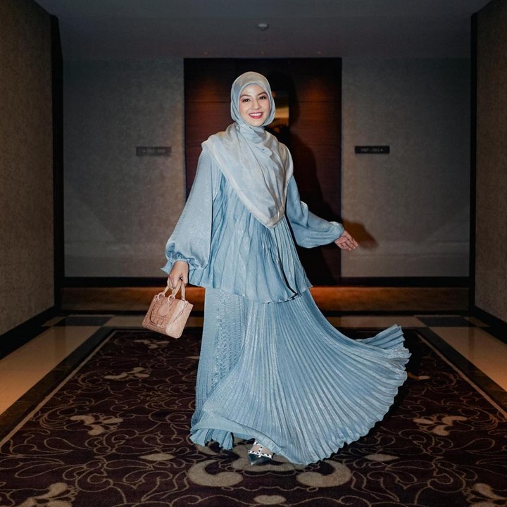 <p>Busana dengan aksen rempel atau plisket cukup digemari sejak beberapa tahun berakhir. Natasha Rizky mengenakan rok plisket yang dipadukan bersama blouse dan hijab berbahan satin yang cocok untuk acara formal. (Foto: Instagram @natasharizkynew)</p>