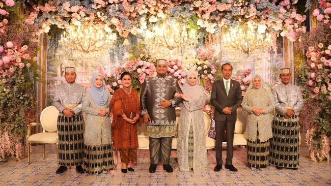Presiden Jokowi dan sejumlah menteri menghadiri resepsi pernikahan putra Menteri Pertanian (Mentan) Andi Amran Sulaiman pada Minggu (3/3).