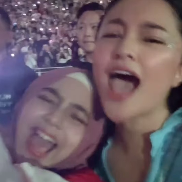 <p>Dalam kompilasi video yang dibuat oleh Marshanda, Sienna sesekali terdengar berteriak, Bunda. Ia pun merasa tidak percaya bisa hadir pada konser penyanyi kelahiran 13 Desember 1989 itu. (Foto: Instagram: @marshanda99)</p>