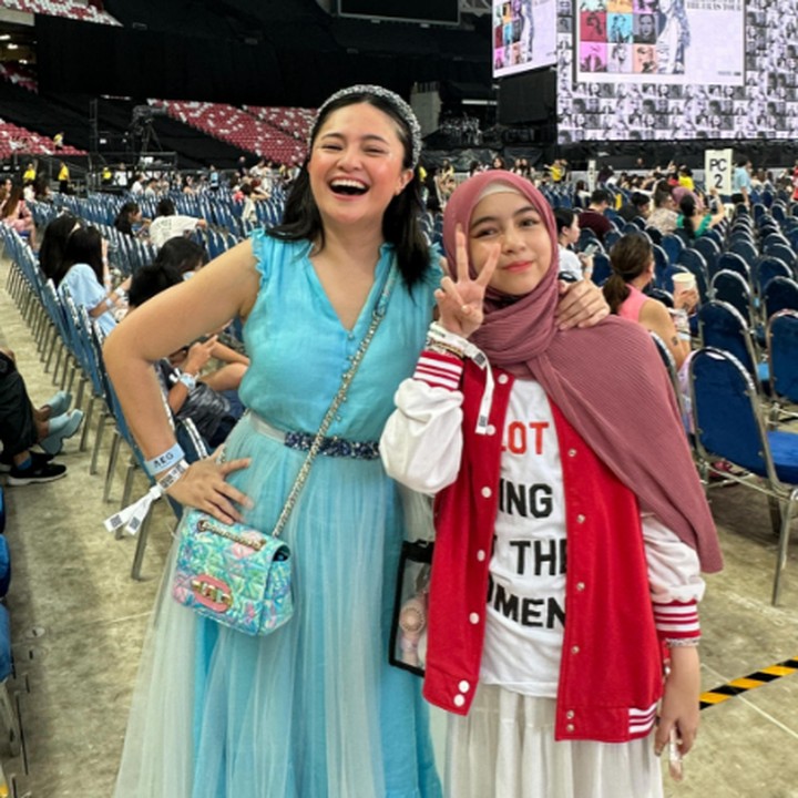 <p>Ketika bercerai dengan Ben Kasyafani, Marshanda kehilangan hak asuh putri semata wayangnya yang bernama Sienna karena memiliki riwayat penyakit mental. "Itu karena kalau orang punya mental <em>illness</em> nggak dianggap cakap hukum ini ada di undang-undang loh," kata Marshanda, dikutip dari <em>detikcom,</em> Jumat (14/6/24). Meski begitu, saat ini Marshanda sudah berdamai dengan Ben. Ia menjalankan <em>co-parenting</em> dengan mantan suami. Marshanda bahkan menjalin hubungan harmonis dengan istri Ben, Nesyana Ayu Nabla. Mereka bersama-sama membesarkan Sienna dengan penuh cinta. (Foto: Instagram: @marsanda99)</p>