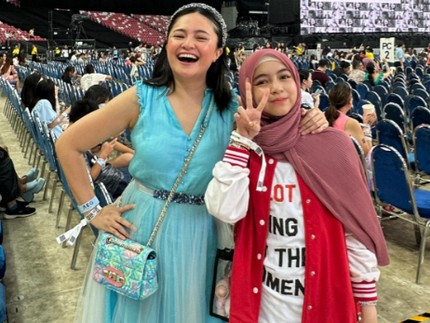 7 Potret Marshanda & Putrinya Nonton Konser Taylor Swift di Singapura, Sienna Antusias Banget