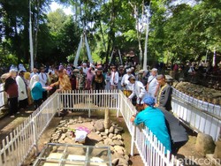 Video Melihat Tradisi Mengganti Pagar Situs Pangcalikan di Ciamis