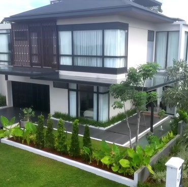 Rumah Maxime di Gang, 9 Potret Rumah Mewah Baru Luna Maya di Samping Lapangan Golf