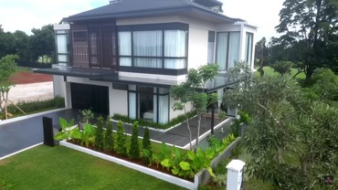 Rumah Maxime di Gang, 9 Potret Rumah Mewah Baru Luna Maya di Samping Lapangan Golf