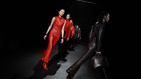FOTO:  Elemen-elemen Berani dan Kuat di Hermes Fall/Winter