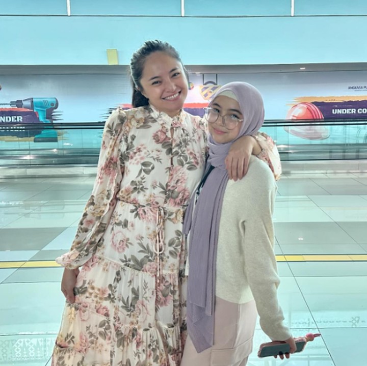 <p>Meski sibuk bekerja, artis cantik Marshanda tetap menyempatkan diri untuk menghabiskan waktu bersama sang putri semata wayang, Sienna Ameerah Kasyafani. Belum lama ini, keduanya kedapatan nonton bareng konser Taylor Swift di Singapura, lho. (Foto: Instagram: @marshanda99)</p>