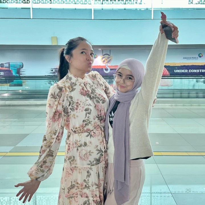 <p>Marshanda membagikan momennya bersama Sienna kala menyaksikan konser Taylor Swift pada laman media sosialnya. Dalam beberapa video yang diunggah, keduanya terlihat sangat antusias dan heboh mengekspresikan kegembiraannya. (Foto: Instagram: @marshanda99)</p>