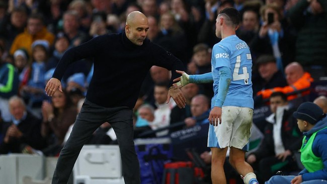 Pep Guardiola memuji habis-habisan Phil Foden serta berbicara soal perebutan gelar Liga Inggris musim ini usai Manchester City mengalahkan Manchester United.