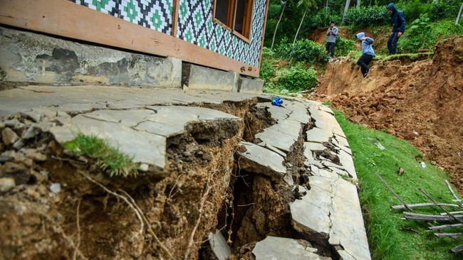 Sebanyak 47 rumah rusak dan 176 orang diungsikan akibat musibah tanah bergerak di Desa Cowek, Kecamatan Purwodadi, Kabupaten Pasuruan, Jawa Timur.