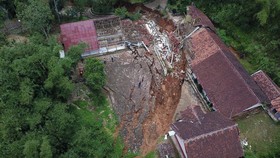FOTO: Tanggap Darurat Tanah Bergerak di Cigombong Bandung Barat