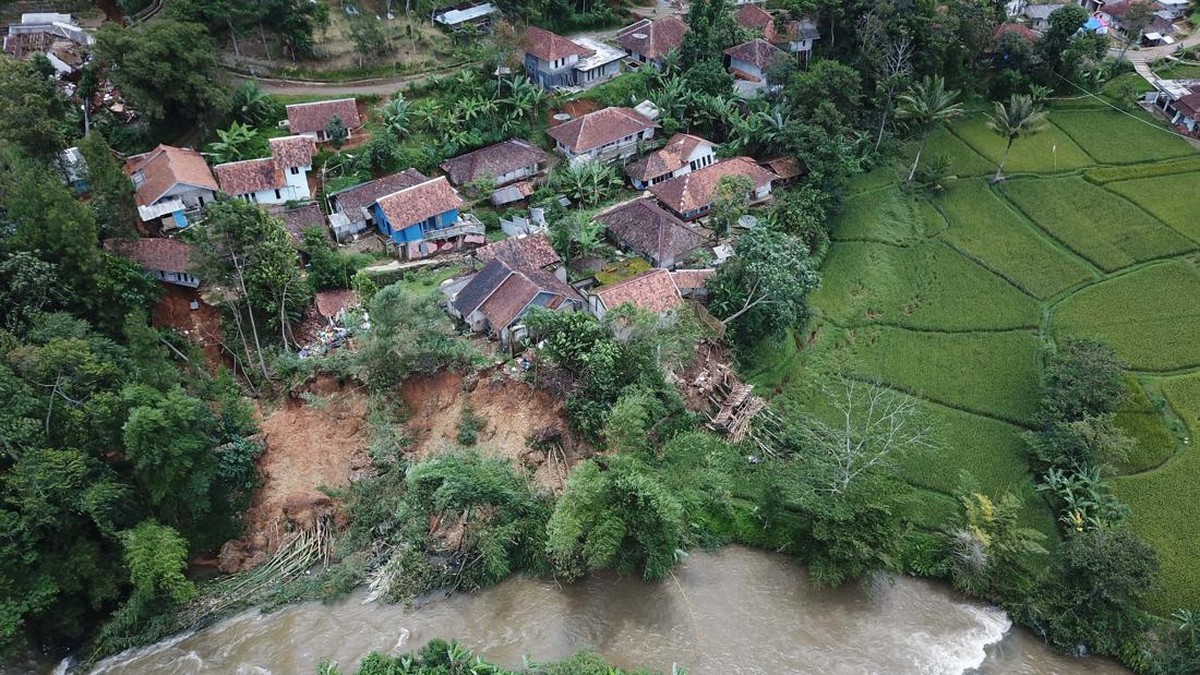 FOTO: Tanggap Darurat Tanah Bergerak di Cigombong Bandung Barat