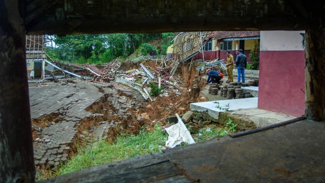 FOTO: Tanggap Darurat Tanah Bergerak di Cigombong Bandung Barat