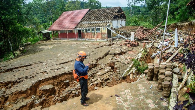 Bencana tanah bergerak terjadi di Dusun Depok, Desa Ngrandu, Kecamatan Suruh, Kabupaten Trenggalek, Jawa Timur.