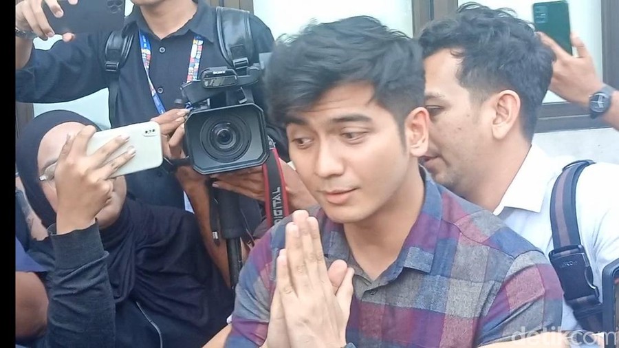 Teuku Ryan saat hadiri sidang cerai lanjutan.