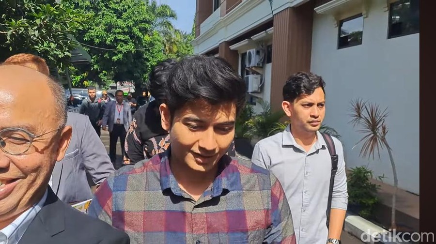 teuku ryan Teuku Ryan saat menghadiri sidang cerai lanjutan dengan Ria Ricis.