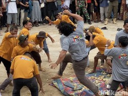 Jelang Ramadan, Masyarakat Bangka Barat Gelar Tradisi Perang Ketupat