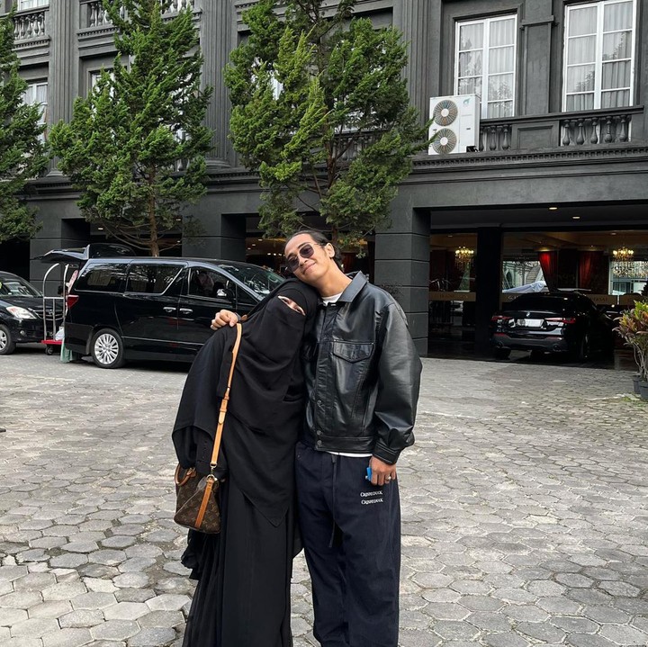 <p>Abidzar Al-Ghifari adalah anak Ummi Pipik dengan mendiang Jefri Al Buchori. Anak kedua dari empat bersaudara ini terjun ke dunia hiburan bersama sang kakak, Adiba Khanza. Abidzar yang kini berusia 22 tahun sudah membintangi berbagai judul sinetron dan film layar lebar. Ia juga dijadwalkan membintangi serial web terbaru adaptasi Webtoon yang berjudul <em>Sekotengs.</em> (Foto: Instagram @_ummi_pipik_)</p>