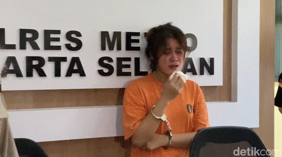 Yunita Sari (31) seorang asisten rumah tangga (ART) jadi tersangka usai membobol ATM milik majikannya. (Devi/detikcom) Yunita Sari (31) seorang asisten rumah tangga (ART) jadi tersangka usai membobol ATM milik majikannya. (Devi/detikcom)