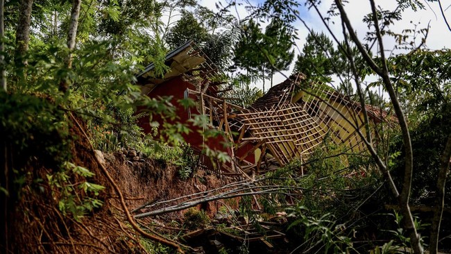FOTO: Tanah Bergerak, Desa Cibedug Bandung Barat Jadi Kampung Mati